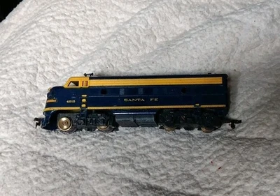 Tyco Mantua 4015 Sant Fe Locomotive-Blue Tested And Works - Image 1 of 4
