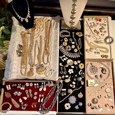 LOTE DE 150 PIEZAS DE BISUTERÍA DE COLECCIÓN DISEÑADOR DE ALTA GAMA TRIFARI MONET NAPIER ETC Foto 1 de 4