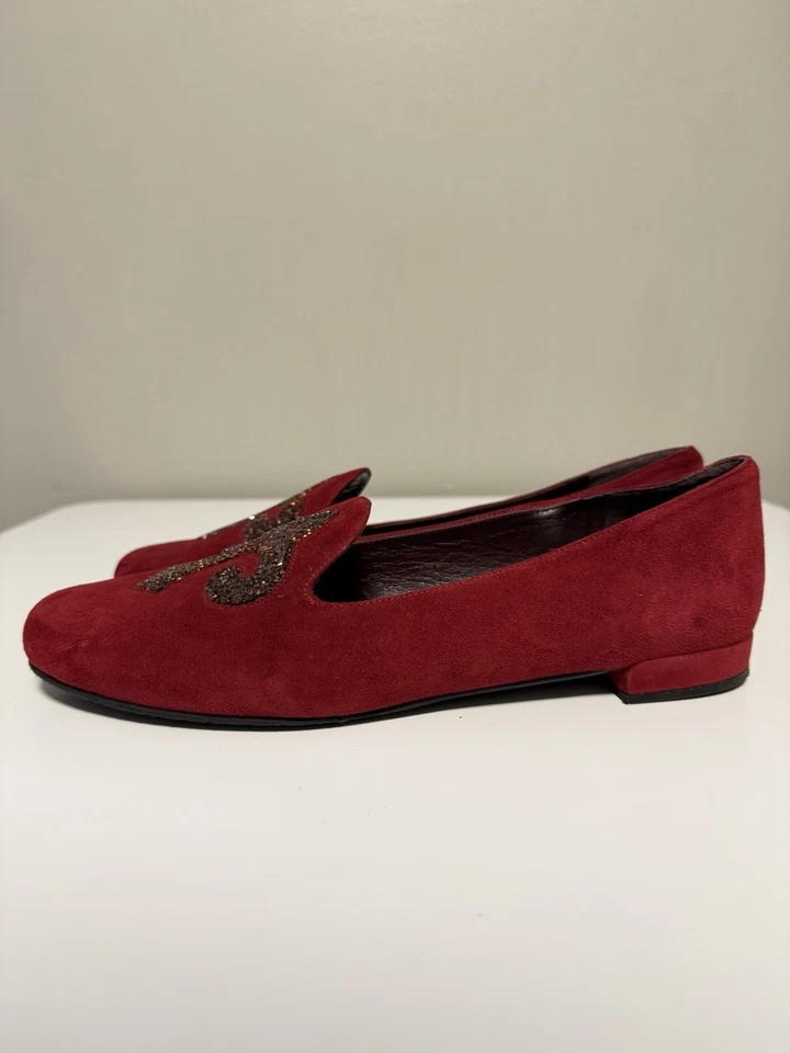 Mocassim Stuart Weitzman Lys camurça escarlate Fleur De Lis vermelho EUA 8 M - Imagem 1 de 4