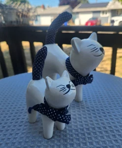 Enesco Ceramica Gatti Sorridenti Tessuto Bianco Blu Coda a Pois Set di 2 Vintage - Foto 1 di 17