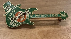 Hard Rock Cafe KANATA ST PATRICK'S DAY Kobold Hut FENDER STRAT GITARRE Pin - Bild 1 von 1