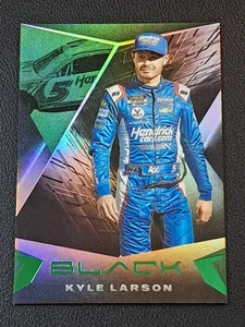 Kyle Larson Green 2022 Panini Chronicles Black #10 Nascar Card - Bild 1 von 2