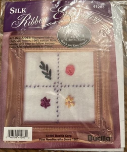Vintage Bucilla Seidenband Stickerei Muster Kit neu versiegelt 1995 Blumen Pflanze - Bild 1 von 3