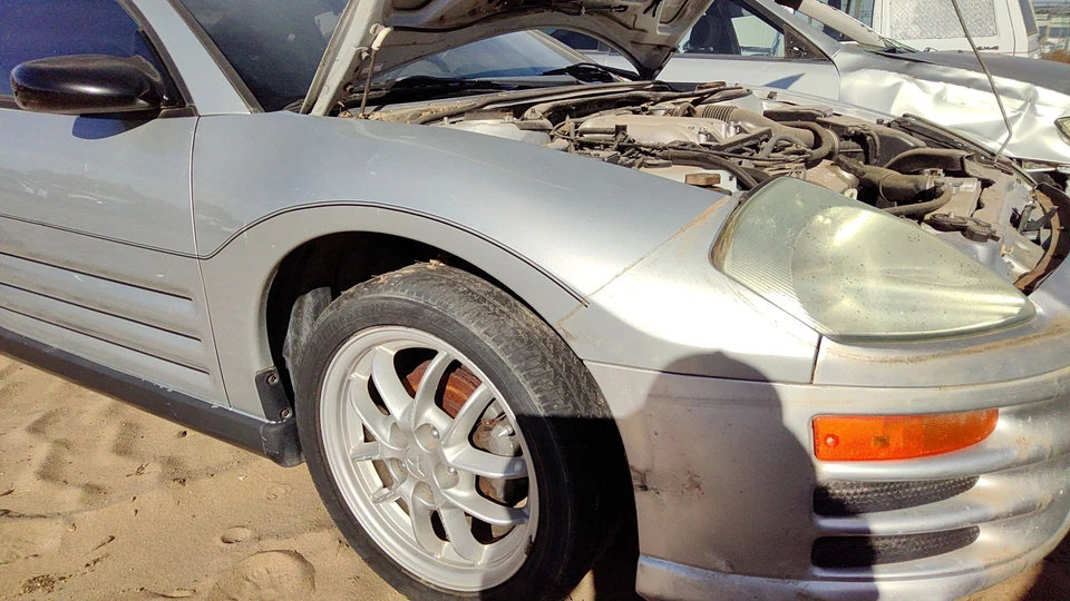 Guardabarros delantero derecho pasajero Mitsubishi Eclipse 2000-2005 A68 plata de ley Foto 1 de 4