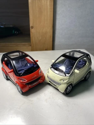 Maisto 1/33 Scale 31852 Lot Of (2) - Smart Car 1 Red & 1 Cream - Image 1 of 4