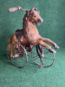 TRICICLO SELLA IN LEGNO VELOCIPEDE FERRO BATTUTO PELLE GIARDINO ORNAMENTO ANTICO - Foto 1 di 24