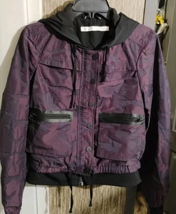 Chaqueta de aviador Blanc Noir Skyfall para mujer XS púrpura estampado camuflado con capucha atlética - Imagen 1 de 9