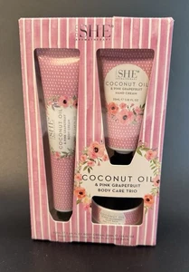 Neu im Karton Om She Aromatherapie Kokosöl & rosa Grapefruit Körperpflege Trio - Bild 1 von 3