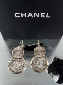 Pendientes de aro CHANEL 22P Free Spirit Distintivo clásico CC círculo tono dorado 2022 - Imagen 1 de 10