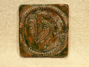 Carreau en terre cuite vernissée décor en relief de coq art populaire - Imagen 1 de 6