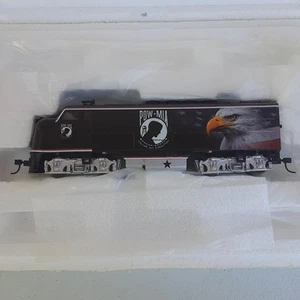Locomotiva Hawthorne Village Bachmann POW/MIA Tribute Express motorizzata con certificato di autenticità - Foto 1 di 6