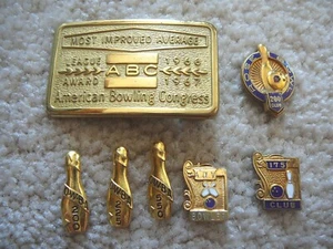 VINTAGE BOWLING AWARDS- 6 GOLDTONE PINS & BELT BUCKLE - ROSE BOWL - OWBA & ABC - Picture 1 of 4