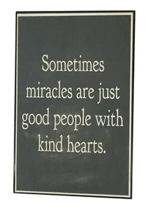 Decoración de pared enmarcada Sometimes Miracles Are Just Good People with Kind Hearts - Imagen 1 de 1