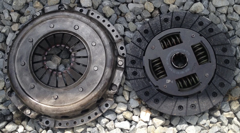 1984-1987 BMW 325e 325es e30 ~ CLUTCH / PRESSURE PLATE ASSEMBLY - Image 1 of 3