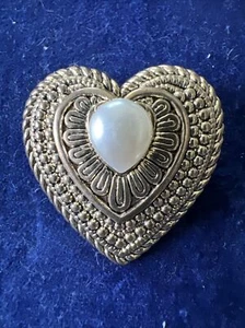 Spilla vintage con cuore tono oro finta perla - Foto 1 di 5