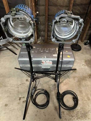 ARRI Arrlite 1000 Juego de dos luces con estuche, soportes y bombillas de repuesto Foto 1 de 4