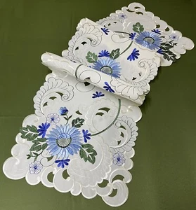 Blaues Gänseblümchen bestickt Blumen Tischläufer Elfenbein, hellcreme Grundstoff, grün - Bild 1 von 3