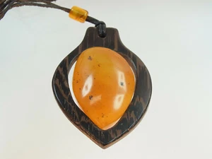 Butterscotch Egg Yolk Amber Bernstein Anhänger Holzfassung mit Lederkette - Bild 1 von 9