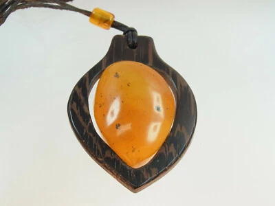 Butterscotch Egg Yolk Amber Bernstein Anhänger Holzfassung mit Lederkette - Bild 1 von 4