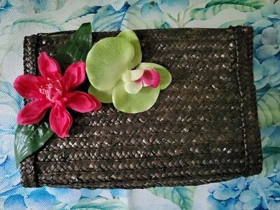 Клатч соломенный Avon с акцентом на тропические цветы с подкладкой и застежкой на молнии - Изображение 1 из 3