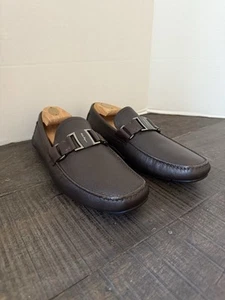Salvatore Ferragamo SARDEGNA 2 Mocassino Uomo Pelle Metallo Logo Taglia 9,5 EE - Foto 1 di 20