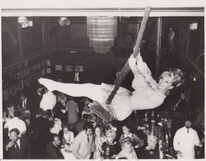 1969 Press Photo Actress and Dancer Ann-Margret Swinging from Ceiling at NYC Bar - Picture 1 of 2