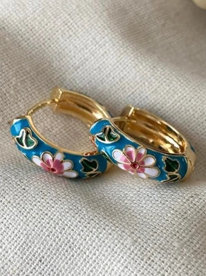 Pendientes de aro huggie chapados en oro de 18 quilates estilo vintage acero inoxidable joyería para mujer Foto 1 de 4