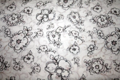 FLORES DE ÁNGEL EN BLANCO Y NEGRO DE LORALIE - TELA 100% ALGODÓN Foto 1 de 3