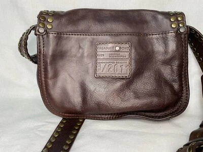 Cartera Bandolera Treasure And Bond From Nordstrom Cuero Marrón Tachonado Y2K Foto 1 de 4