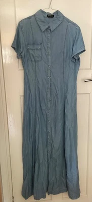 Vestido camisa maxi Bebe denim azul manga curta prensa stud tamanho XS - Imagem 1 de 4