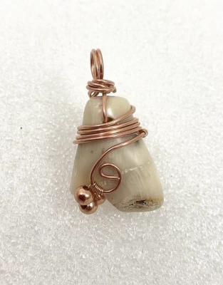 Hecho a mano ~ Envoltura de alambre de cobre coral blanco ~ Colgante de 1 1/2" Foto 1 de 4