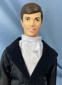 Muñeca Mod Ken Clon TNT Morena con Esmoquin Hecha en China Muy Buen Estado - Imagen 1 de 10