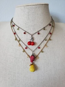 Collar colgante de frutas de plástico con dije pera cereza fresa - Imagen 1 de 5