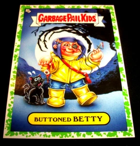 2022 Topps Mülleimer Kinder Bücherwürmer "BUTTONED BETTY" #31b grüner Rand - Bild 1 von 1