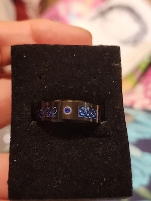 Alianza de boda Malden para hombre negra tungsteno dragón celta azul con incrustación de fibra de carbono Foto 1 de 4