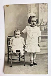 RPPC Postkarte 1919 kleines Mädchen mit Haarschleife & Baby Schwester identifiziert Catskills NY - Bild 1 von 5