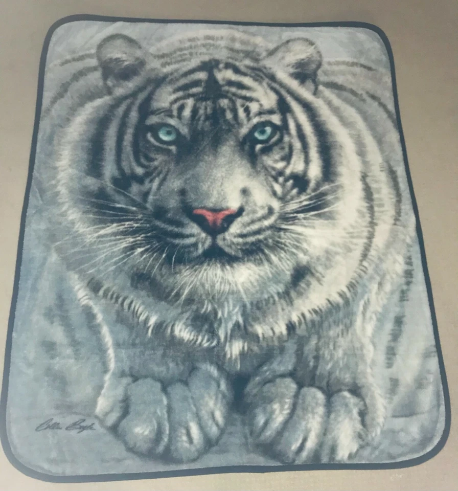 Manta The Northwest “White Tiger” Collin Bogle 48" x 60" Foto 1 de 1