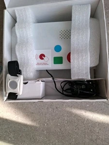 Hausnotruf Senioren mit Notruf Armband Alarmierungssender Hausnotruf Alarm - Bild 1 von 2
