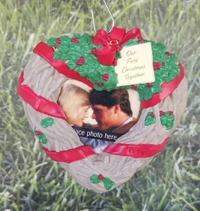 Foto de corazón corona corona primera Navidad juntos adorno sello vintage 1994 - Imagen 1 de 9