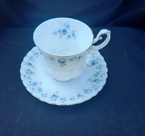 Royal Albert MEMORY LANE. Kaffeetasse und Untertasse { Demitasse} - Bild 1 von 3