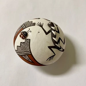 Acoma Pueblo Marilyn Ray artwork Round Decorative Piece with 3D Lizard + Ladybug - Picture 1 of 5