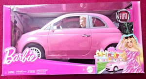 Barbie 2024 Rosa Fiat 500 Auto_Posti 4 Bambole_Una Fashion Doll Inclusa_Età 3+ - Foto 1 di 11