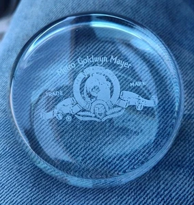 RARE EMPLOYEE SOLID GLASS MGM METRO GOLDWYN MAYER LION HEAD LOGO PAPERWEIGHT!!! - Picture 1 of 4