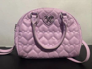 Juicy Couture 10" Herz gesteppt lila Handtasche Tasche Riss & Reißverschlüsse schwer zu ziehen - Bild 1 von 6