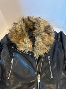 BLANKNYC Damen Kunstleder schwarz Moto Jacke abnehmbarer Kunstfellkragen Gr. S - Bild 1 von 8