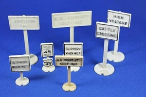 Lionel - Railroad & Road Signs - 8 Signs - Cream Color - Good Condition - Picture 1 of 6