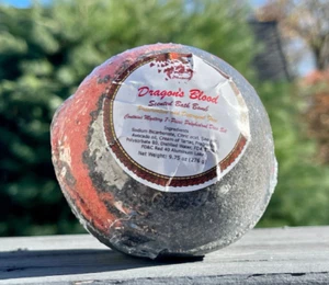 Bomba de baño poliédrica Dragon's Blood 10 oz con conjunto de 7 dados de resina misteriosa - Imagen 1 de 8