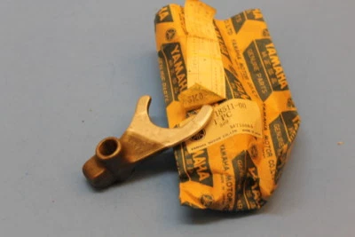 NOS YAMAHA IT250 IT400 CAMBIO 1 PIEZA HORQUILLA # 2K9-18511-00-00 Foto 1 de 4