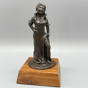 Figura de bronce Tom Knapp estatua escultura dama mostrando alguna pierna 1980 rara - Imagen 1 de 7
