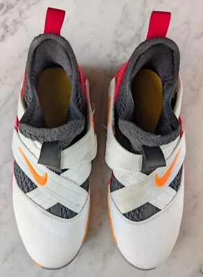 Nike Lebron James Soldier XII GS Baloncesto Juvenil Talla 6.5 (AA1352-181) Foto 1 de 4